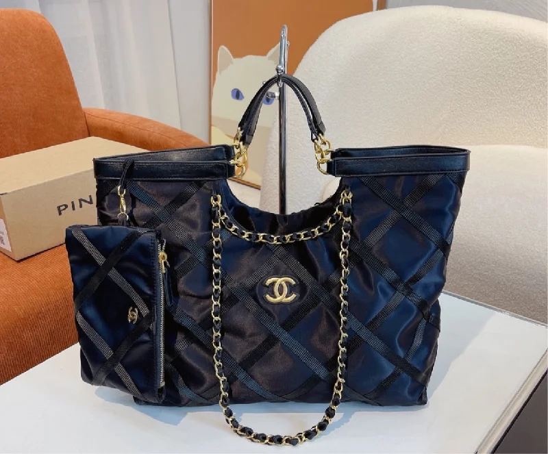 New woman Chanel shoulder handbag