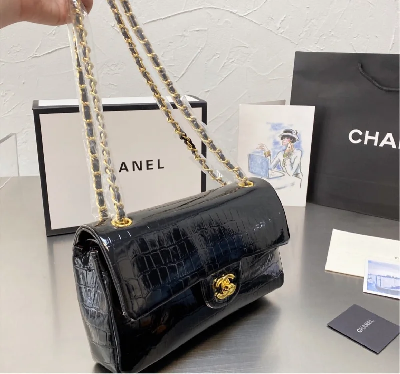 Woman Chanel shoulder bag