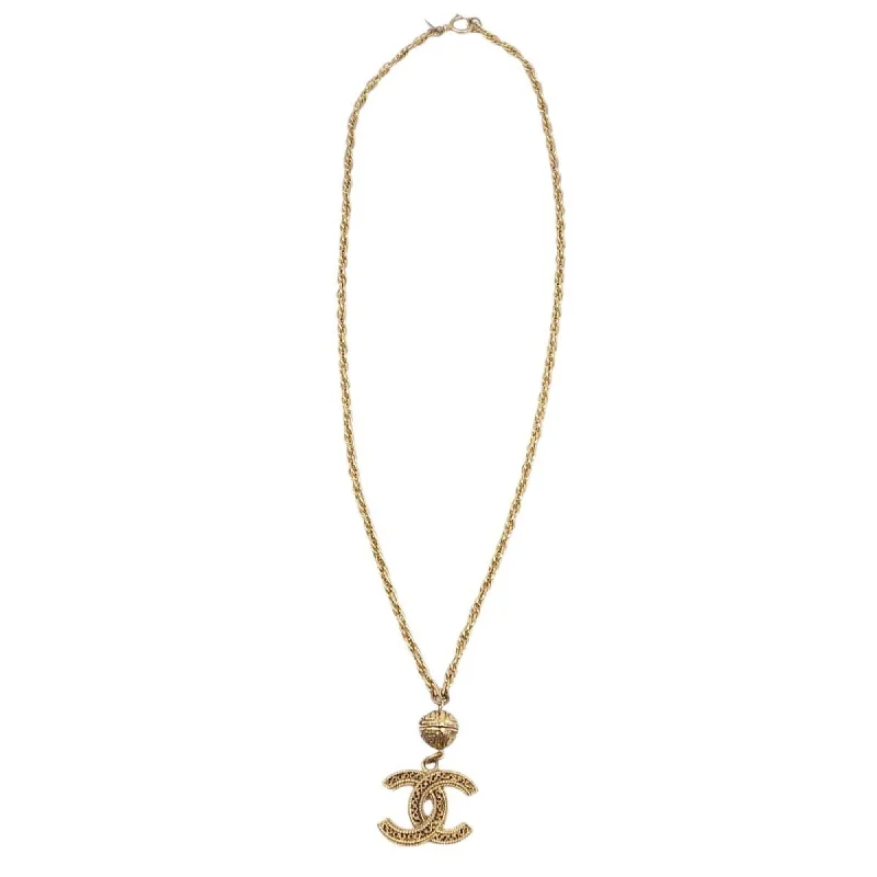 Chanel necklace made in 1985 here mark ladies gold color